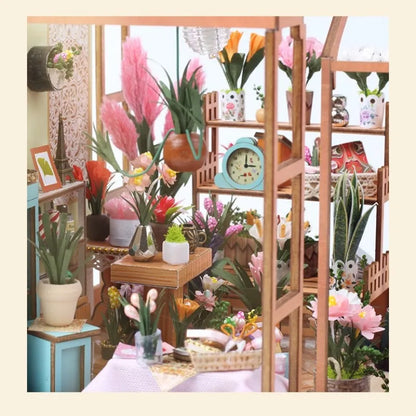 Detailansicht eines dekorativen Elements im Miniature House - Jenny Greenhouse mit feinen Details