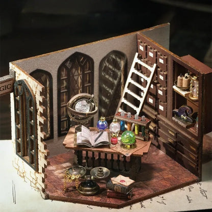 Detailansicht eines dekorativen Elements im Miniature House - Magic Workshop mit feinen Details