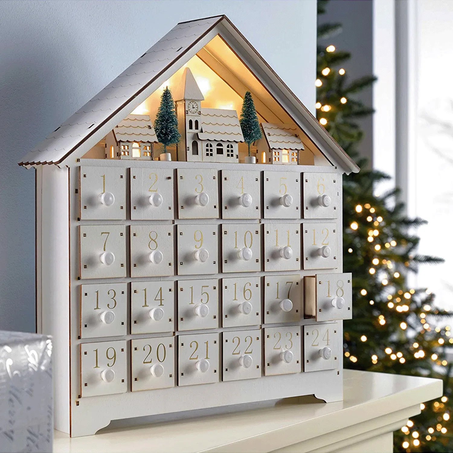 Seitliche Ansicht des Reindeer-Themed Adventskalender For Christmas mit gut sichtbaren Elementen