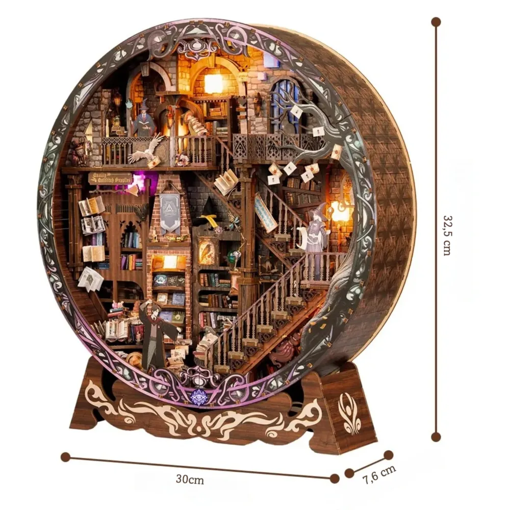 Dimensioni del diorama rotondo Magic Library: 30 × 7,6 × 32,5 cm