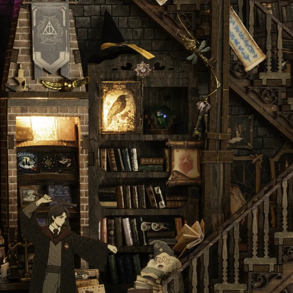 Dettagli della Magic Library con scale, scaffali, figure e luce calda