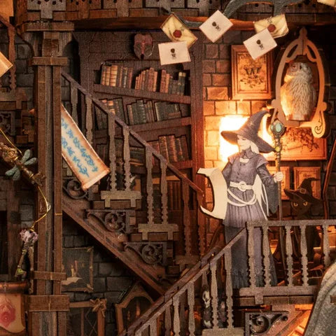 Magic Library illuminata in una cornice rotonda con biblioteca su più livelli