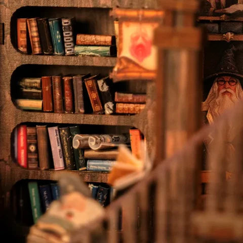 Interno della Magic Library con scale, ballatoi, figure e libri sospesi