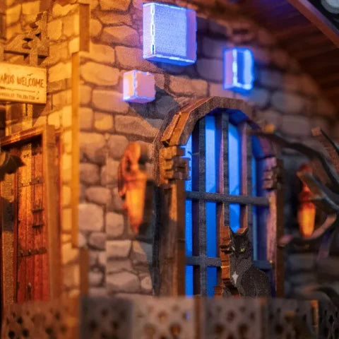 Diorama rotondo Magic Library acceso su una parete verde scuro