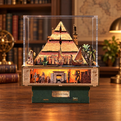 Pyramidenseite mit beleuchtetem Unterbau