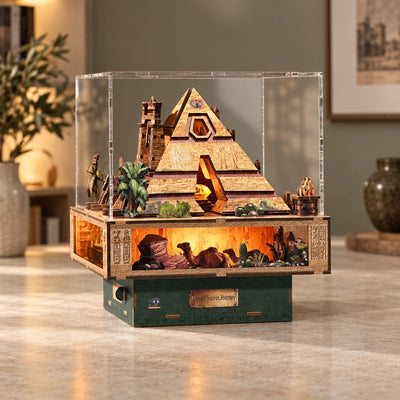 Pyramidenseite mit dreieckigem Eingang und Karawanenszene