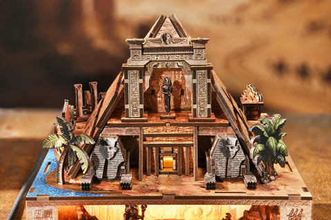 Detail des hohen Tempeltores mit flankierenden Figuren