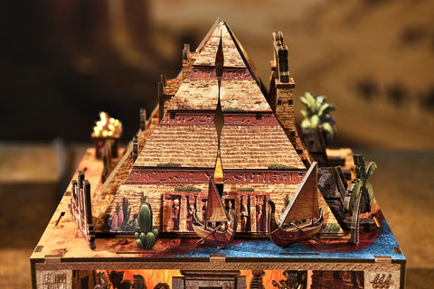 Detail der Pyramidenstufen mit kleinem Boot