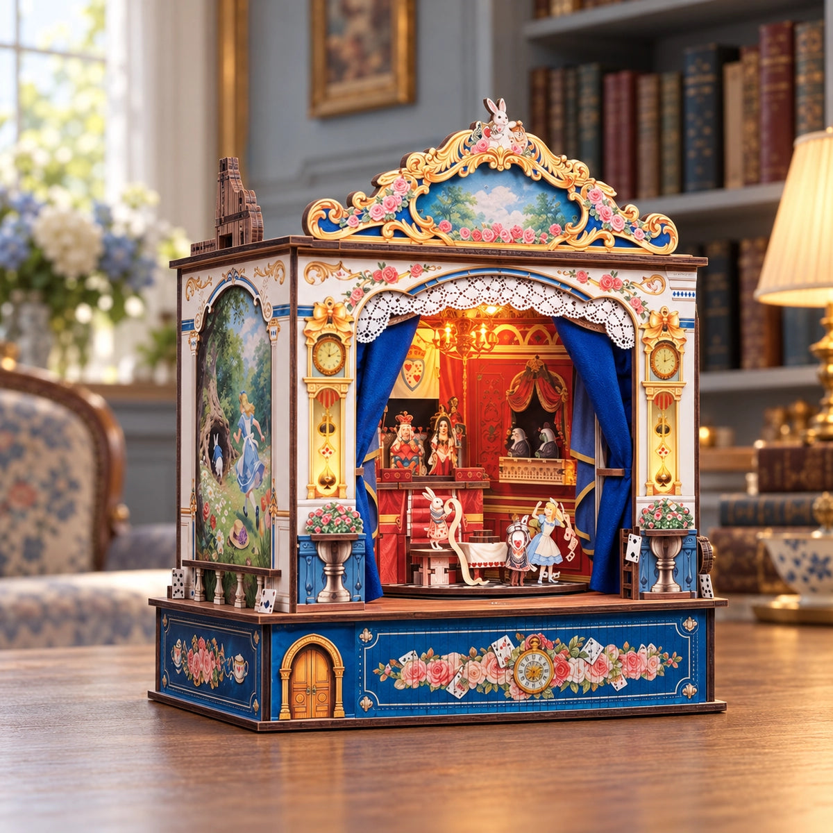 Dream Parade Theatre mit blauem Vorhang und verziertem Bühnenrahmen