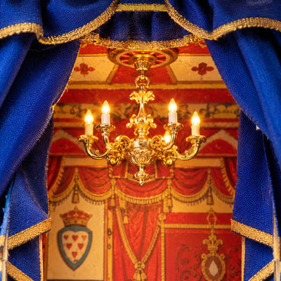 Lustre doré entre les rideaux bleus