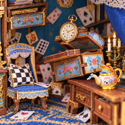 Montre à gousset, théière et tiroirs décorés dans la pièce
