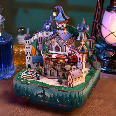Magical Castle Spieluhr zwischen Fläschchen und Fantasy-Dekoration