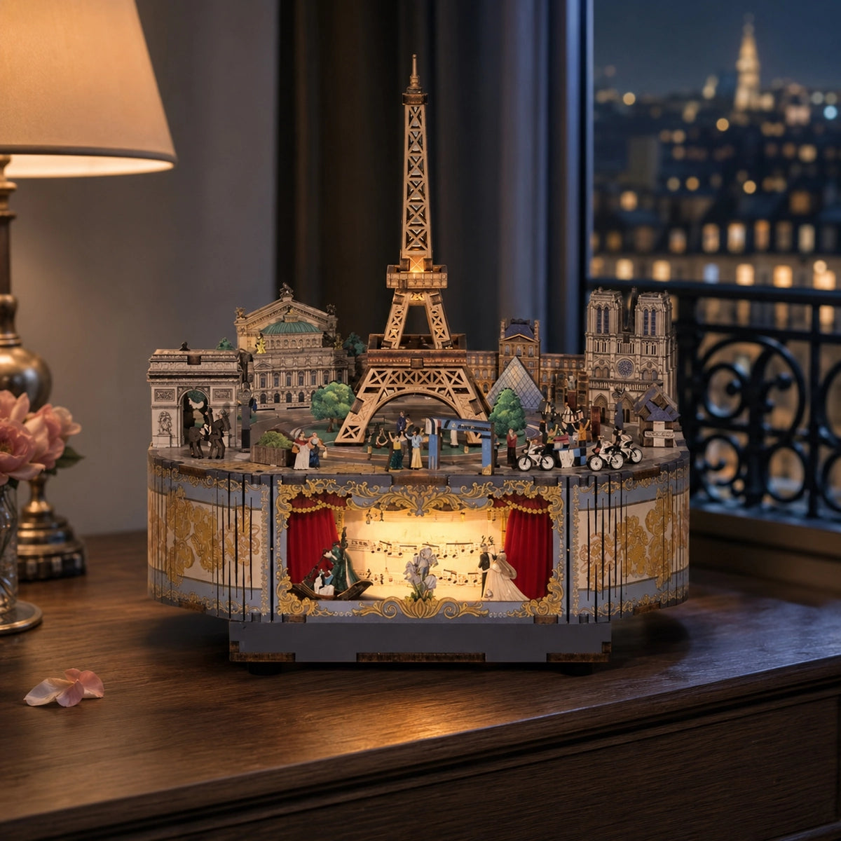 Beleuchtete Romantic Paris Spieluhr vor einer Pariser Abendkulisse