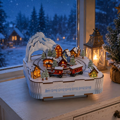 Carillon Snow Train illuminato davanti a un paesaggio serale innevato